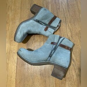 🌱Dansko Light Gray Ankle Boots with Brown Accents
